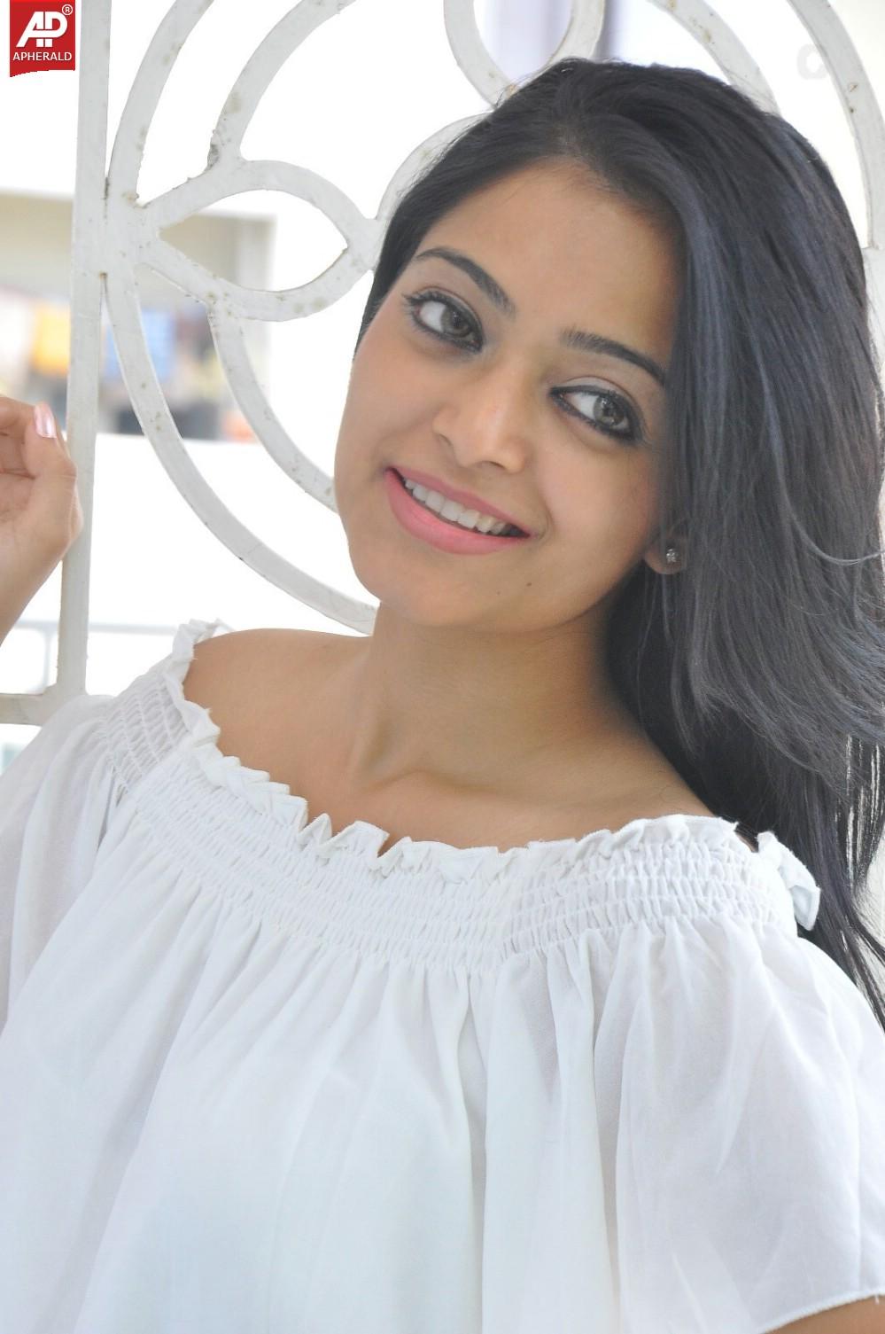 Janani Iyer Latest Stills