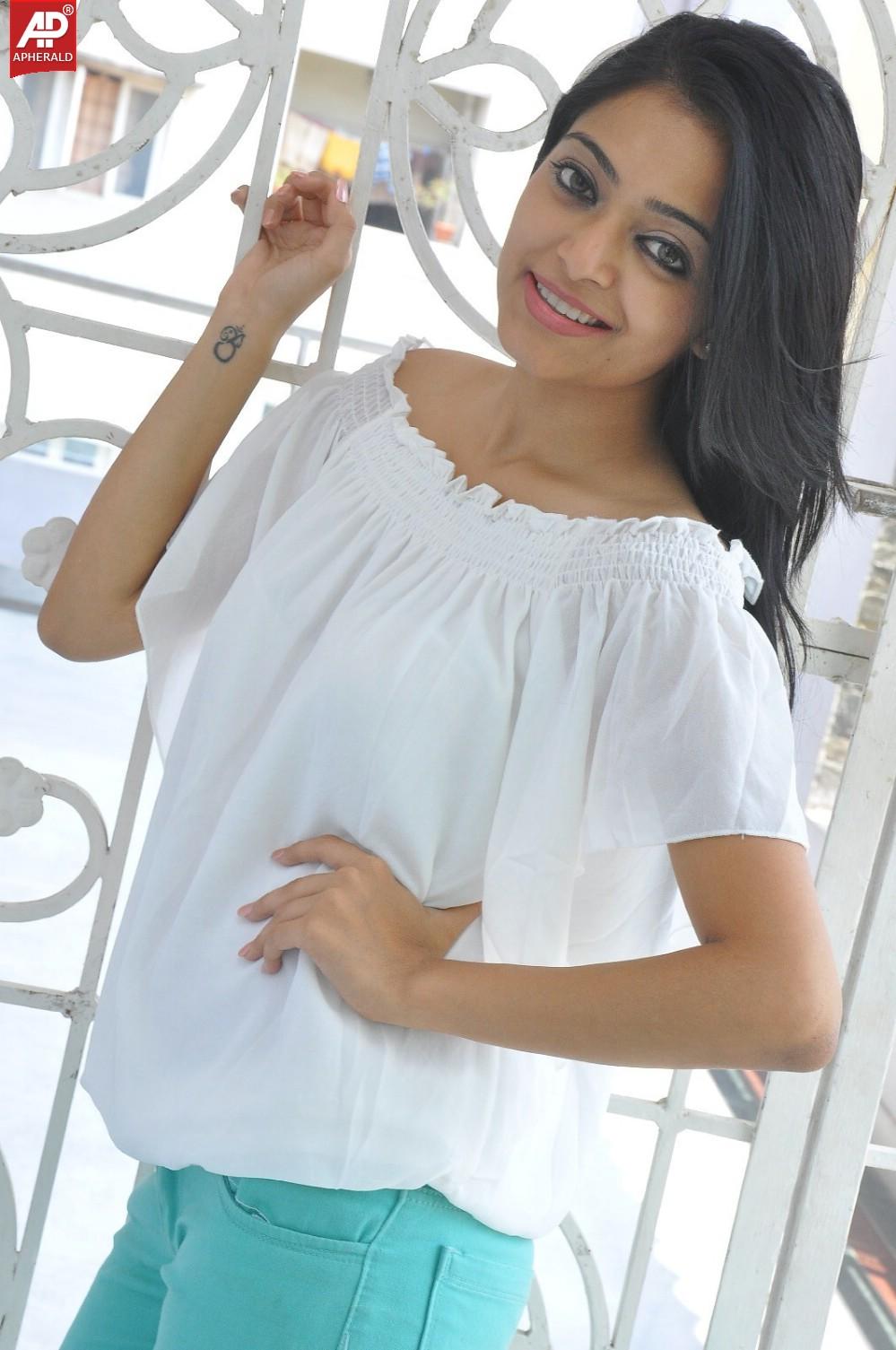 Janani Iyer Latest Stills