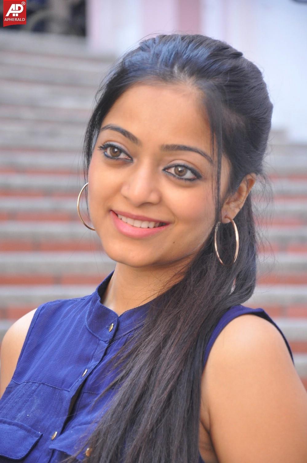 Janani Iyer Stills