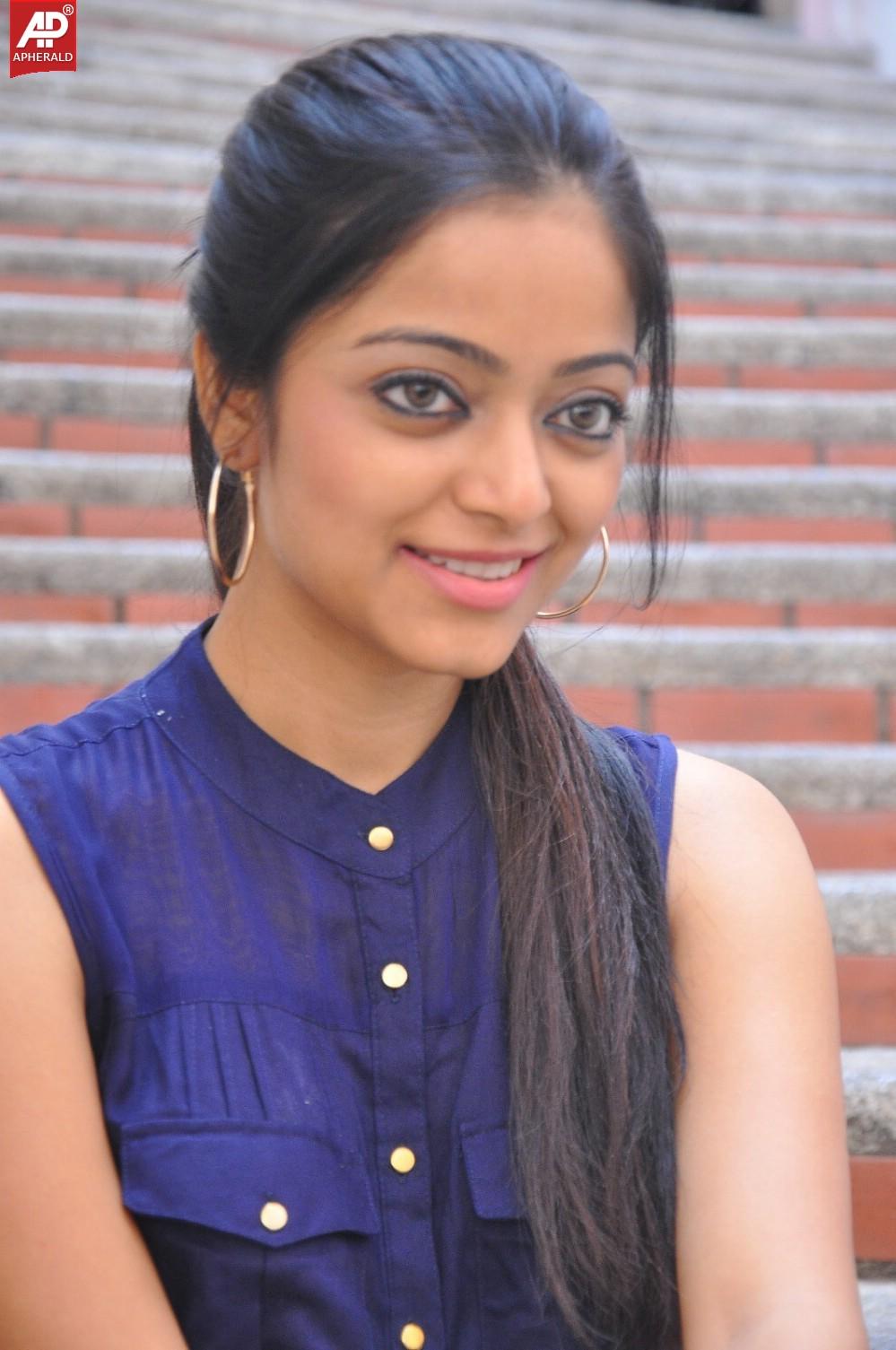 Janani Iyer Stills