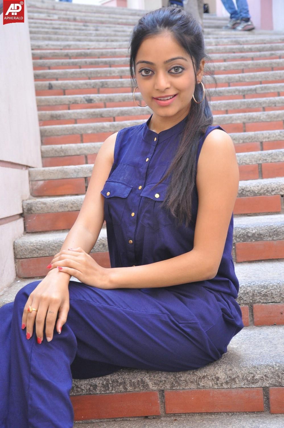 Janani Iyer Stills