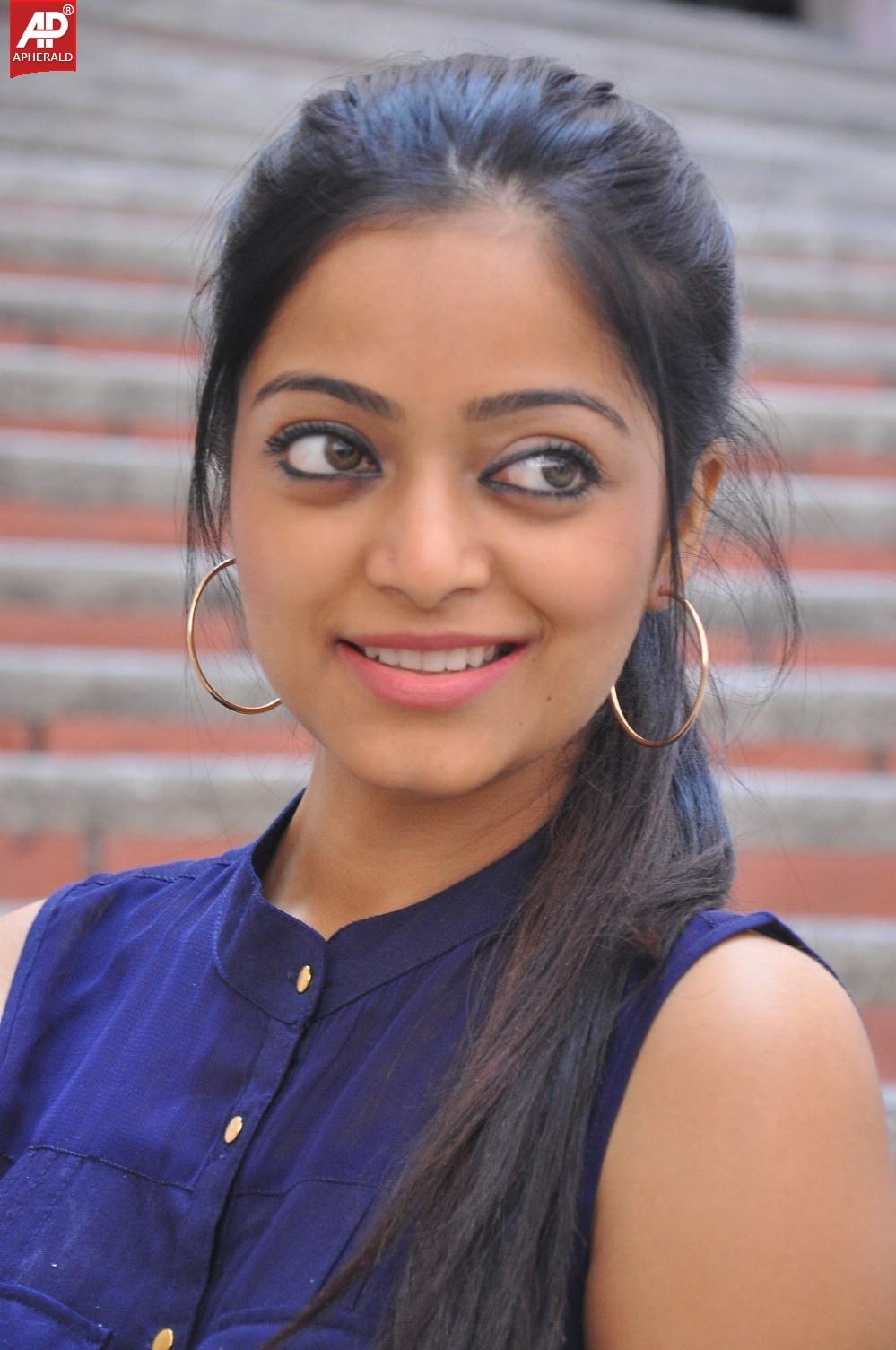 Janani Iyer Stills
