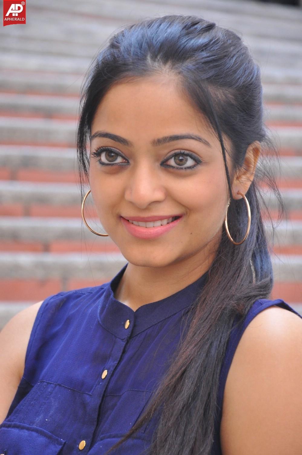 Janani Iyer Stills