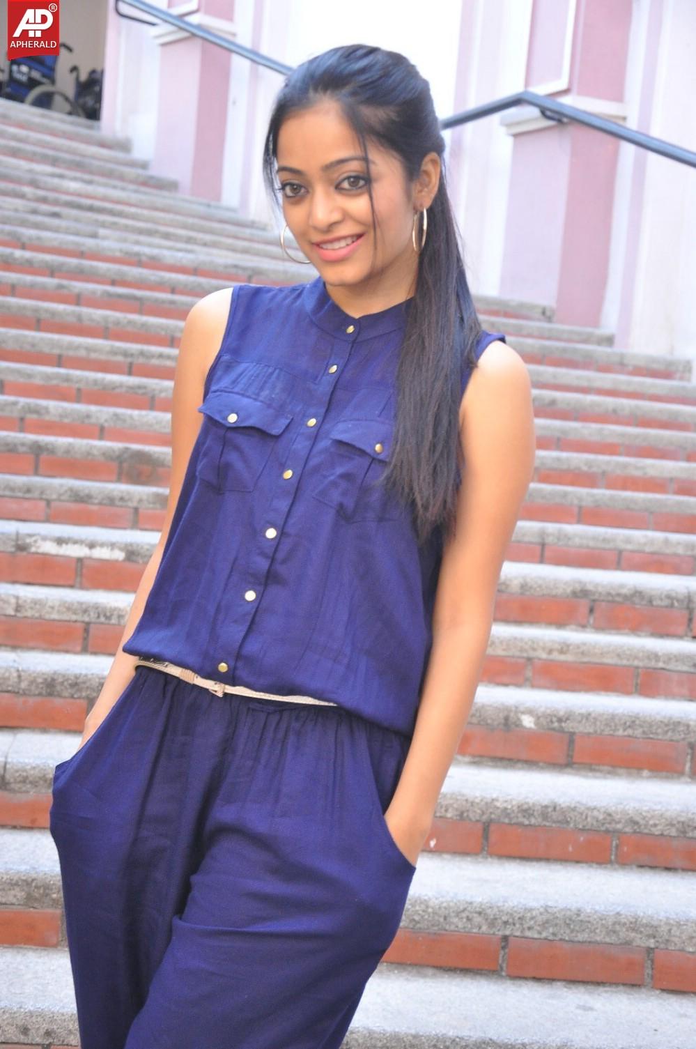 Janani Iyer Stills