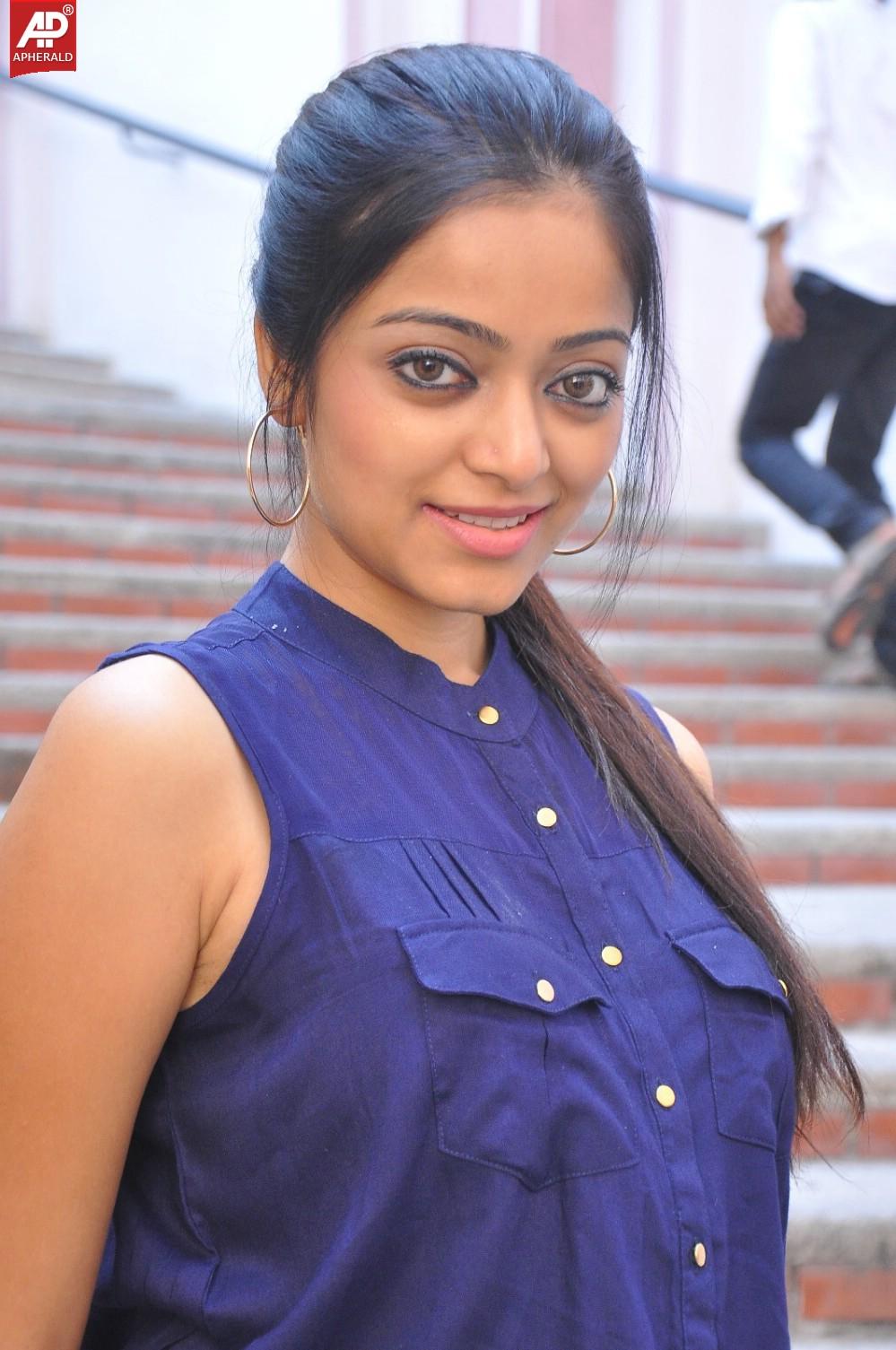 Janani Iyer Stills