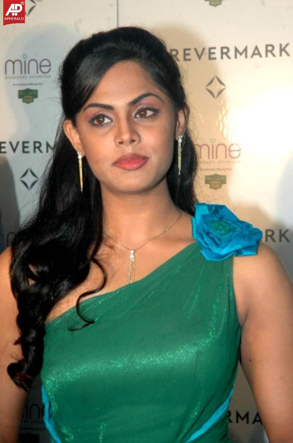 Karthika Nair New Pics