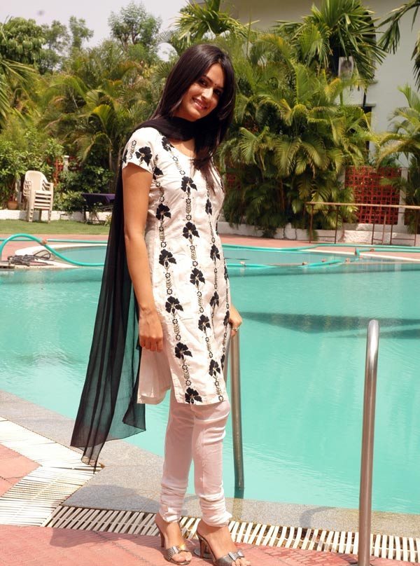 Kriti Kharbanda Beautiful Stills