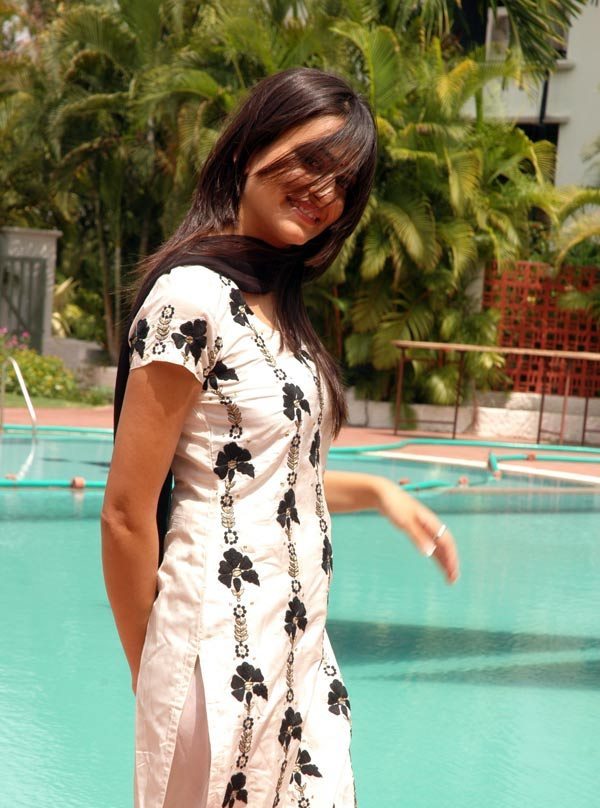 Kriti Kharbanda Beautiful Stills