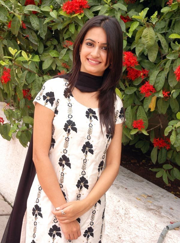 Kriti Kharbanda Beautiful Stills