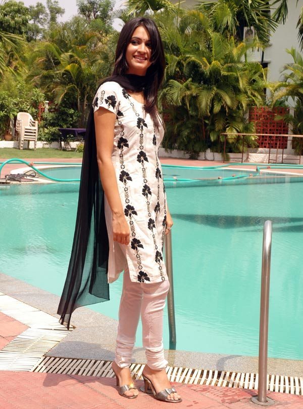 Kriti Kharbanda Beautiful Stills