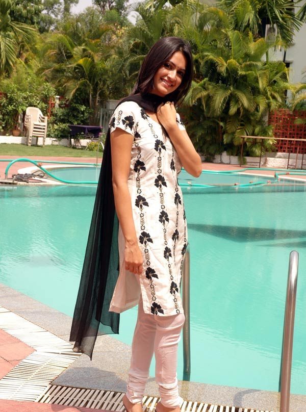 Kriti Kharbanda Beautiful Stills