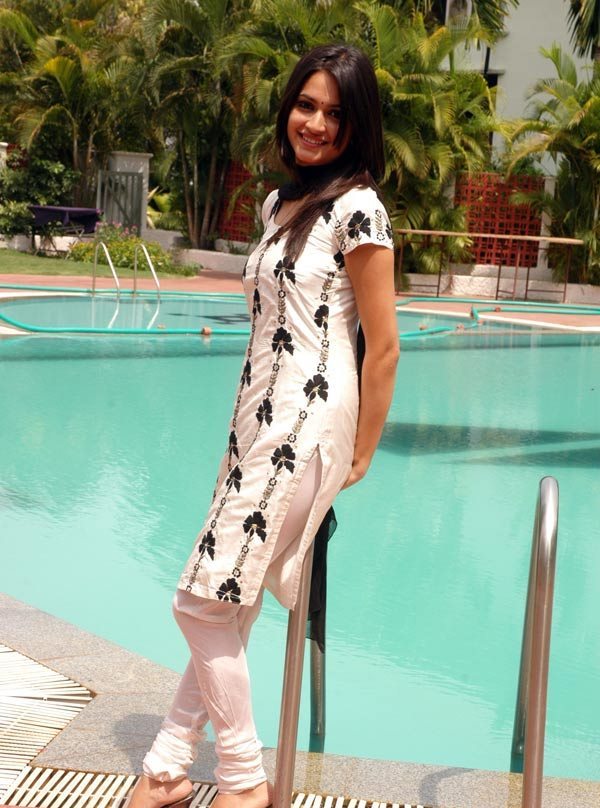 Kriti Kharbanda Beautiful Stills