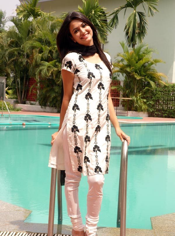 Kriti Kharbanda Beautiful Stills