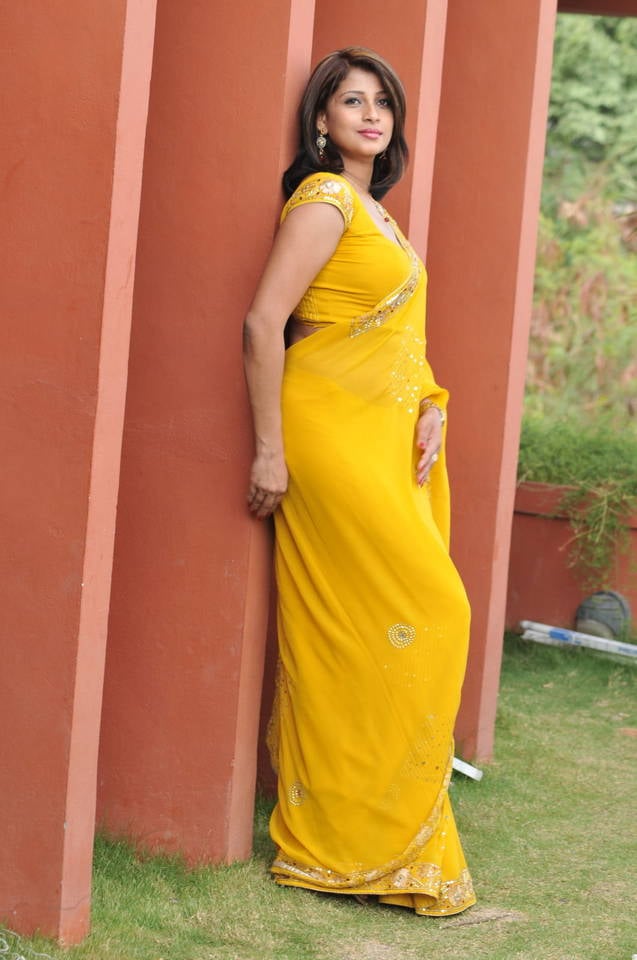 Nadeesha Hemamali in Saree Photos