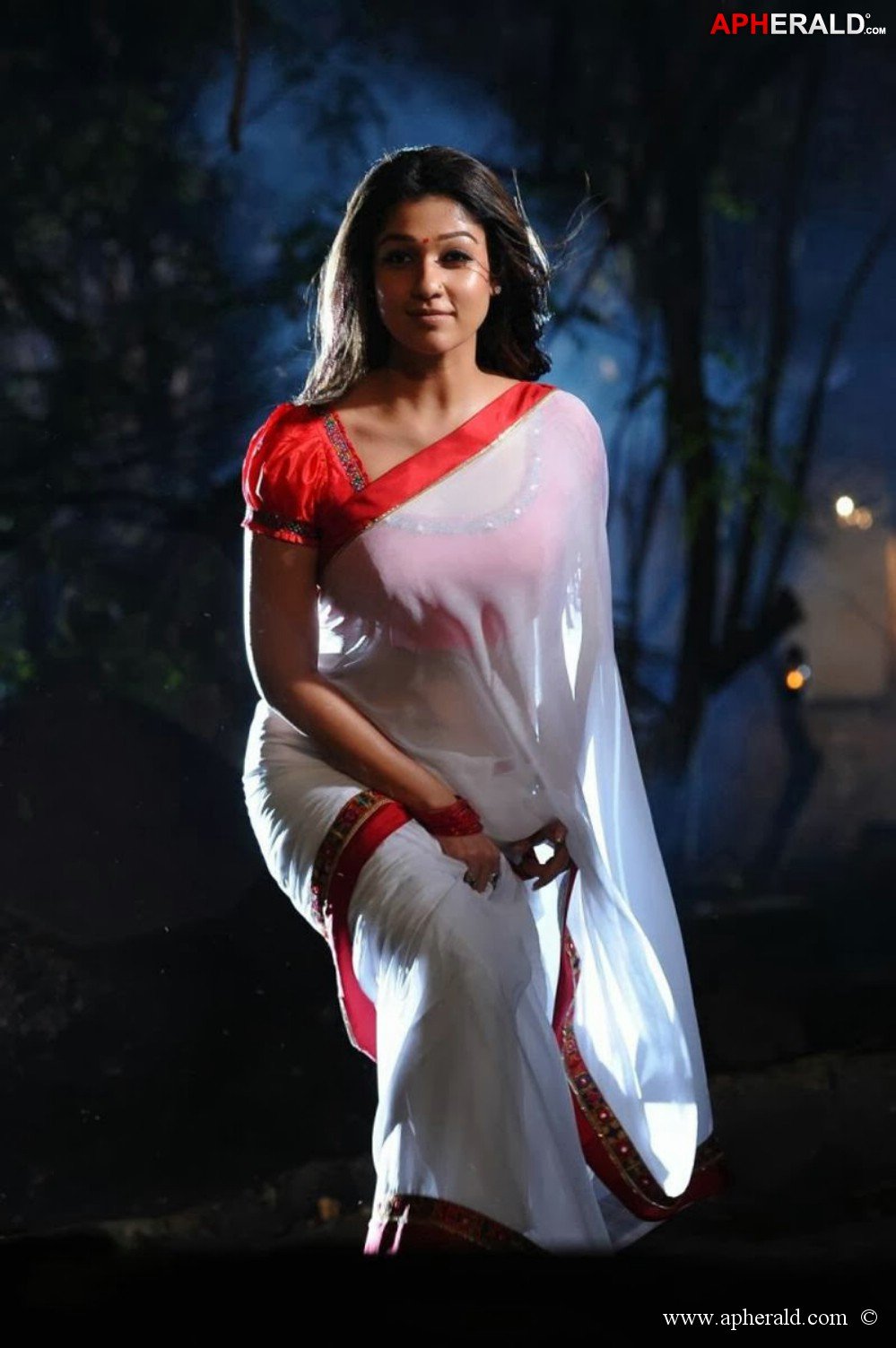 Nayanthara white saree Still