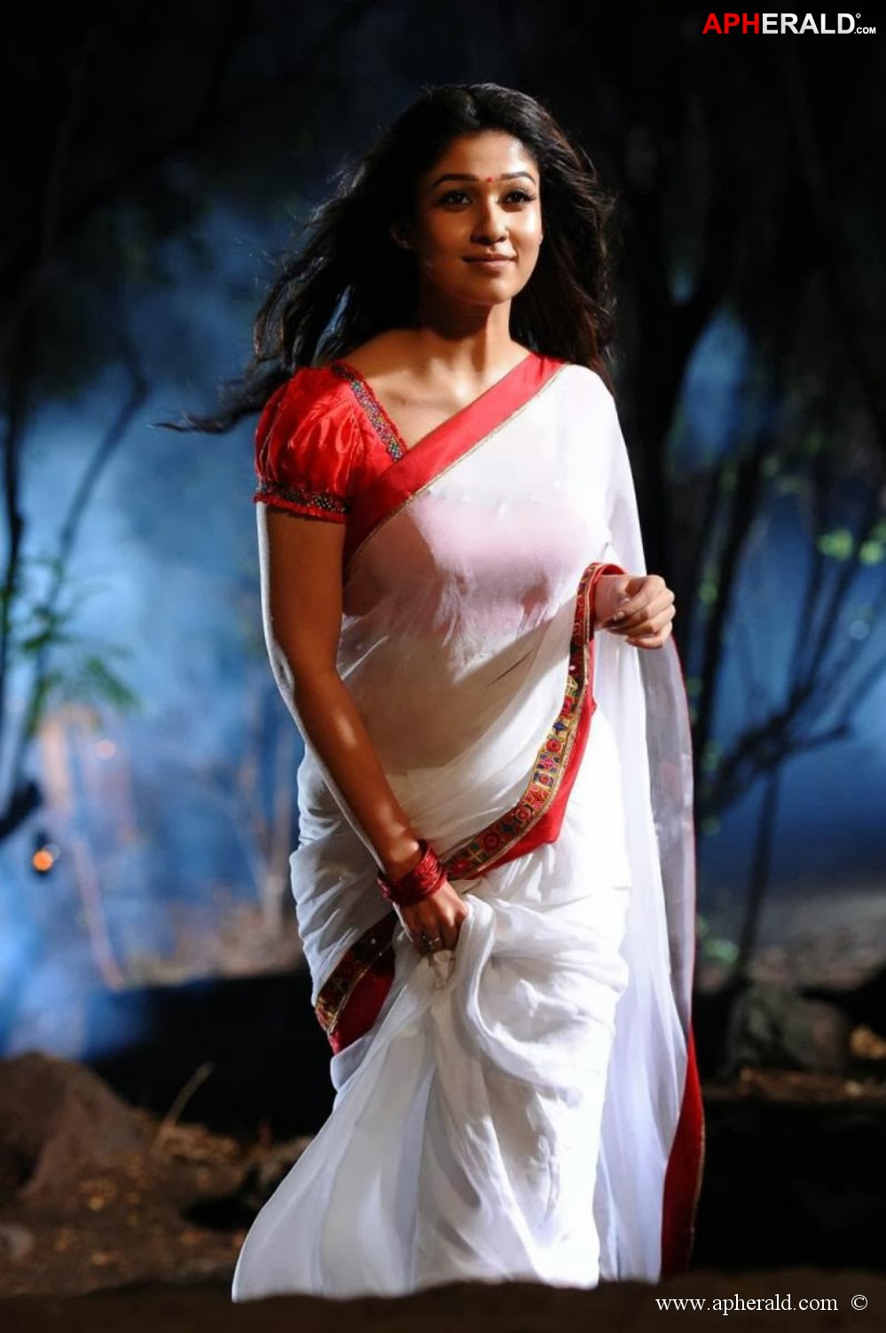 Nayanthara white saree Still
