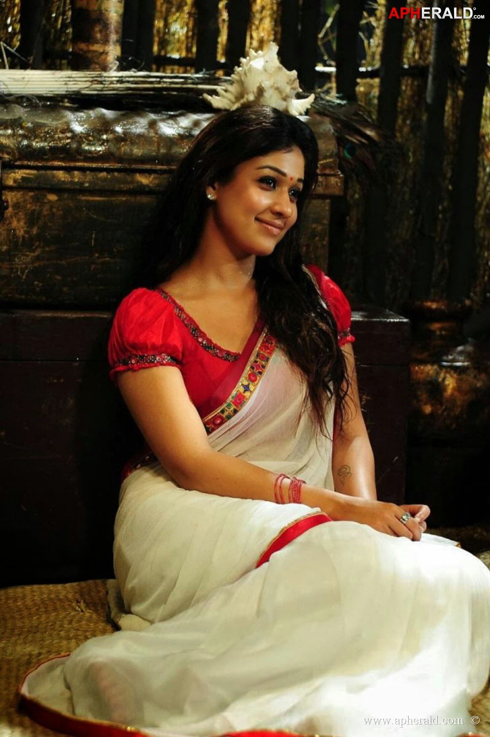 Nayanthara white saree Still