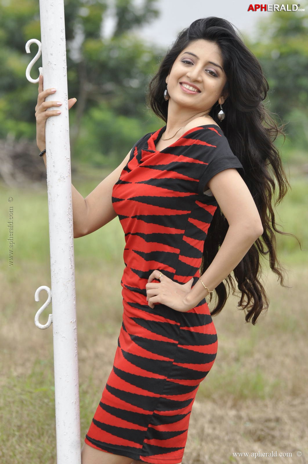 Poonam Kaur latest Photos