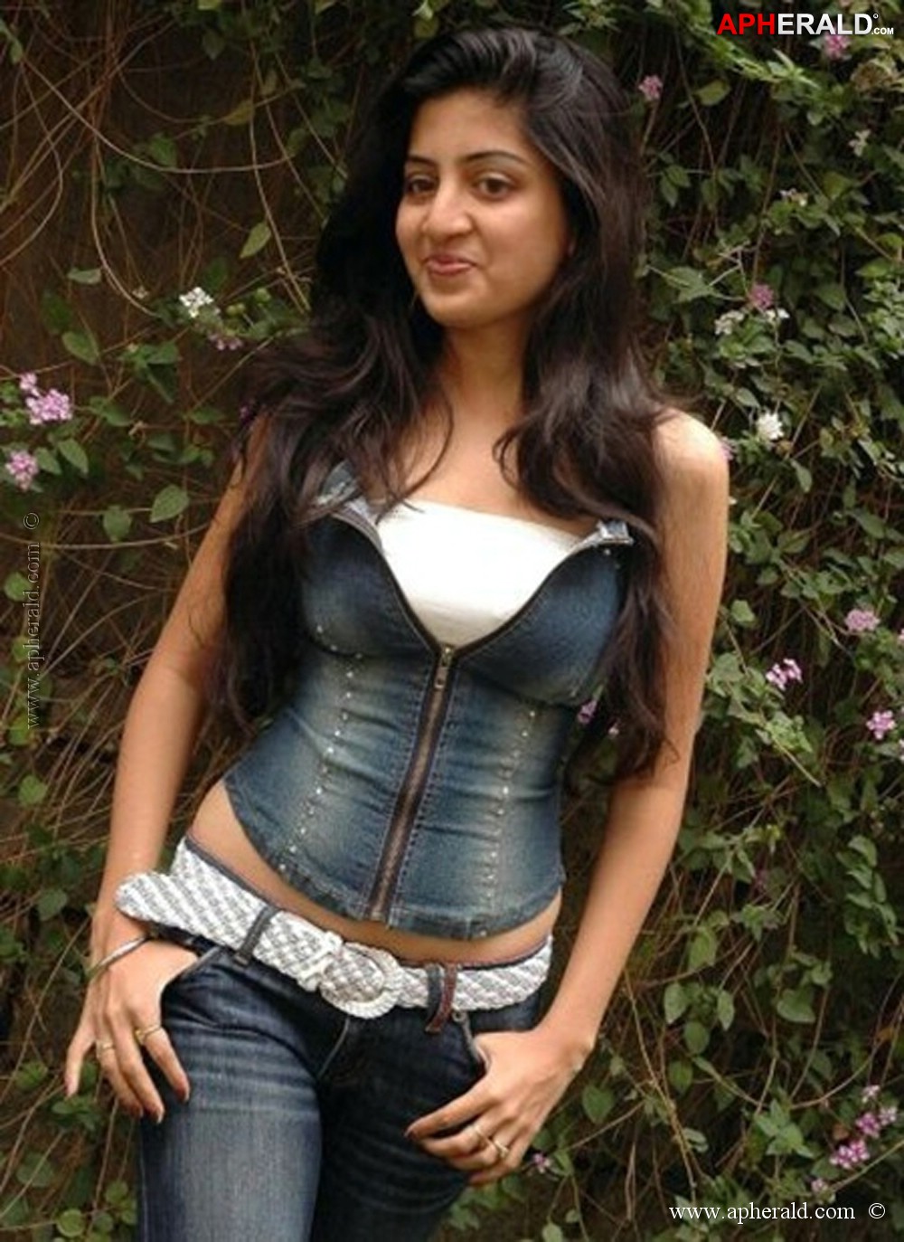 poonam kaur spicy pics