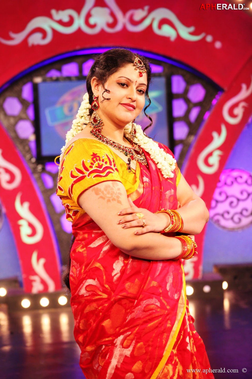 raasi in saree pics