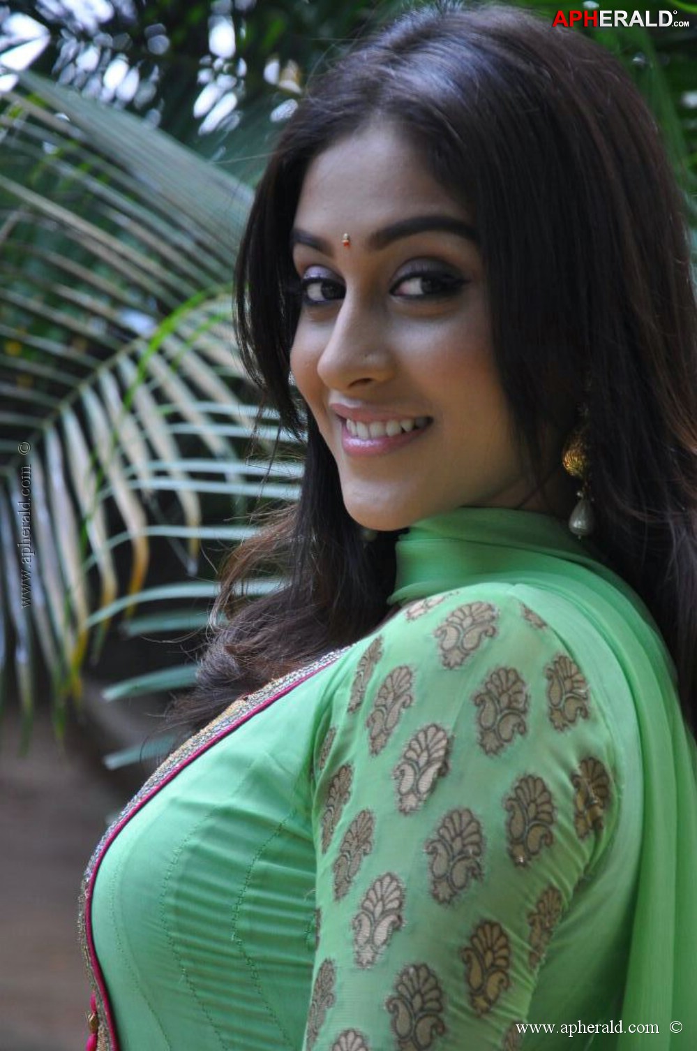 Regina Cassandra Latest Stills
