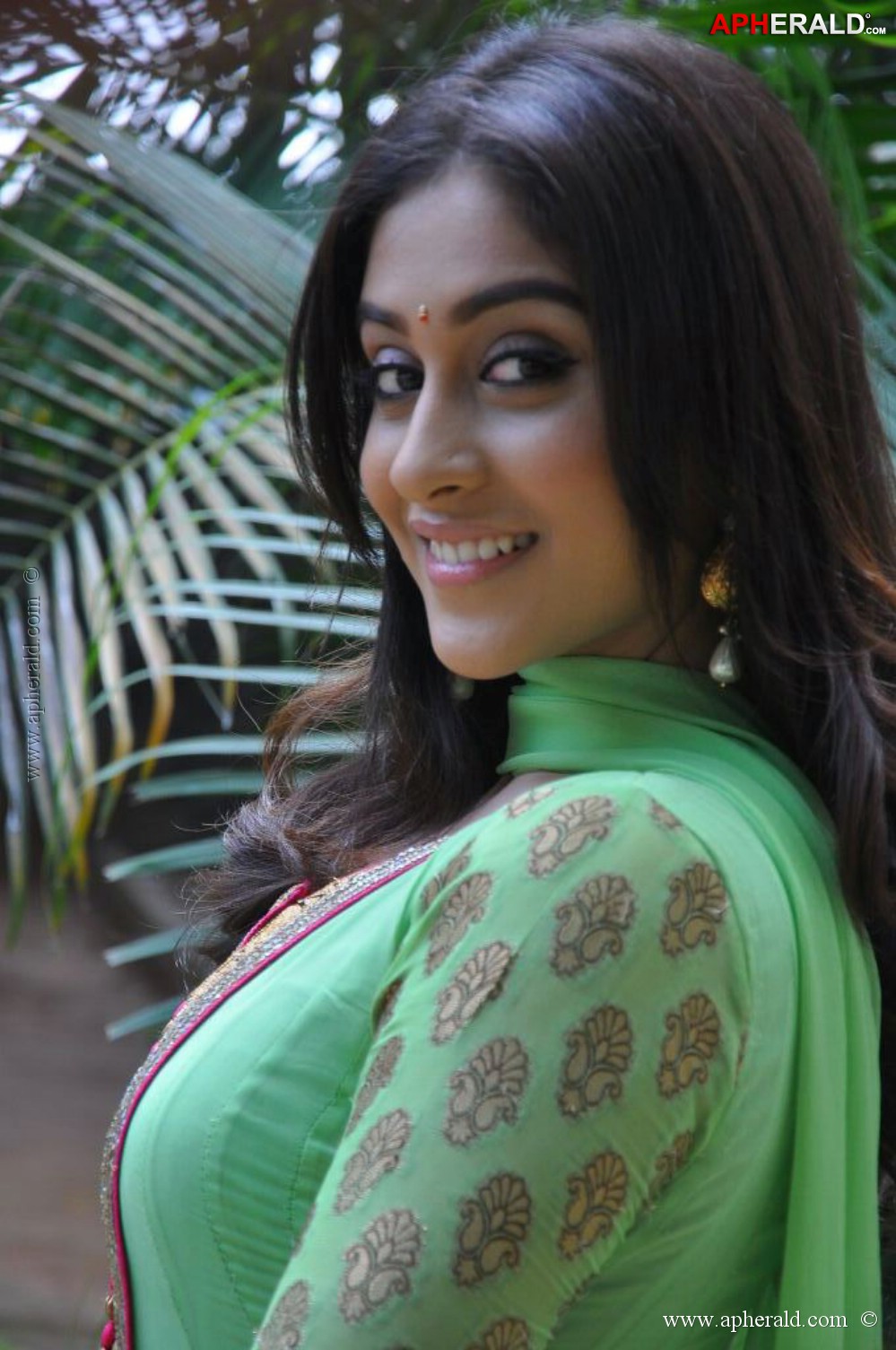 Regina Cassandra Latest Stills