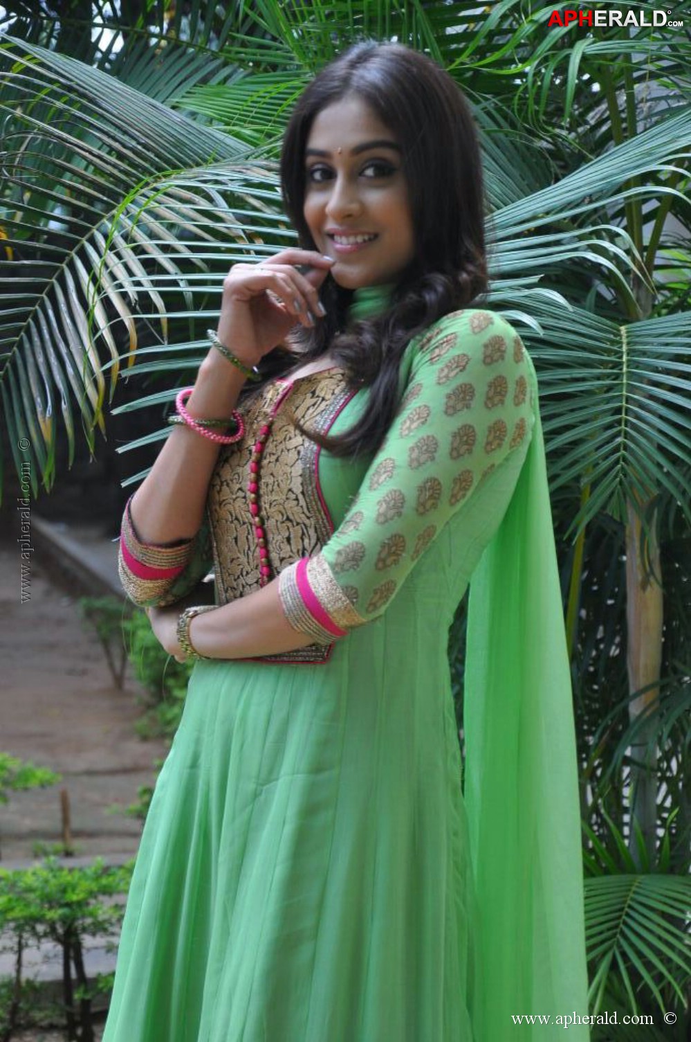 Regina Cassandra Latest Stills
