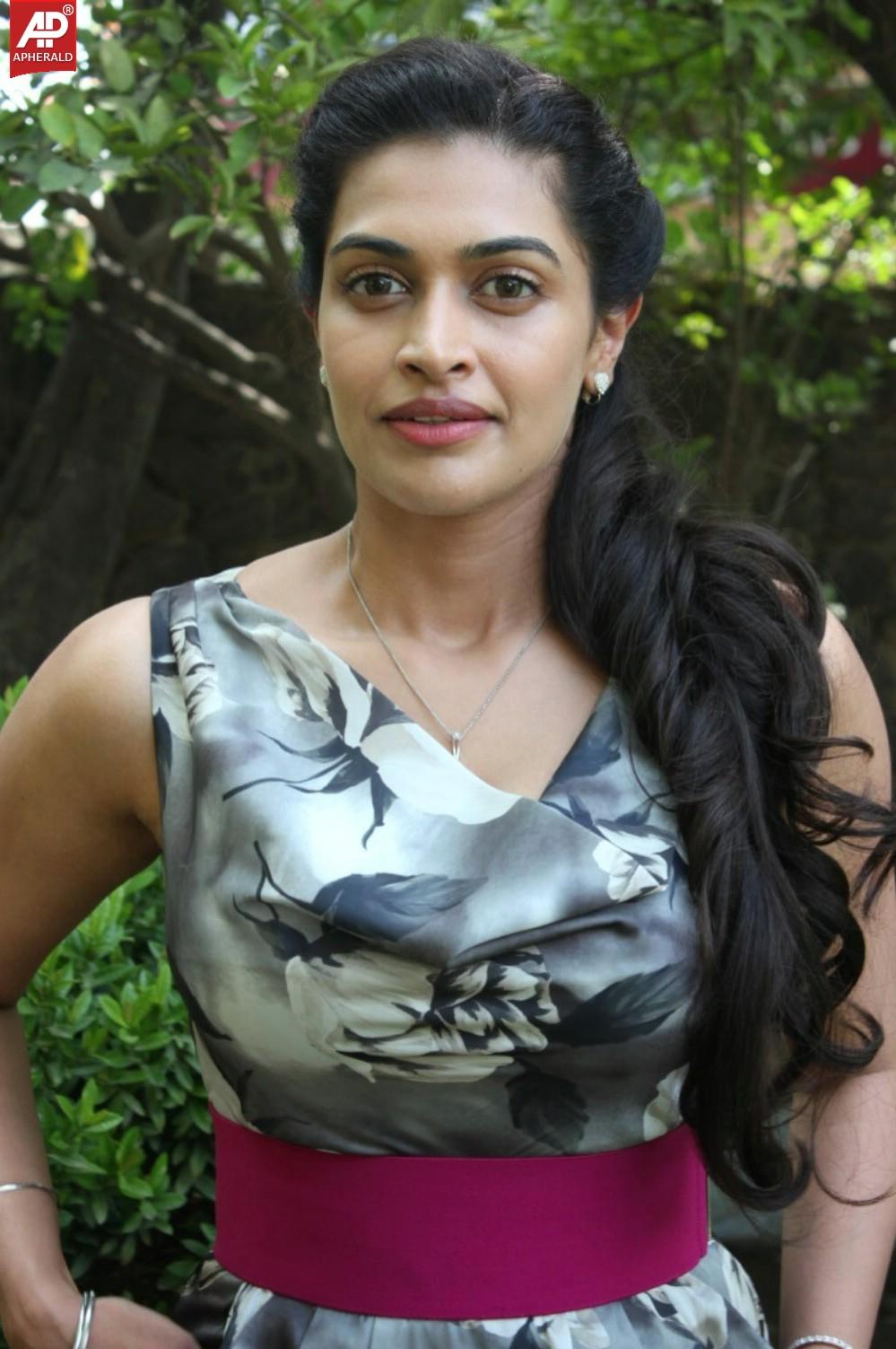 Salony luthra Pics