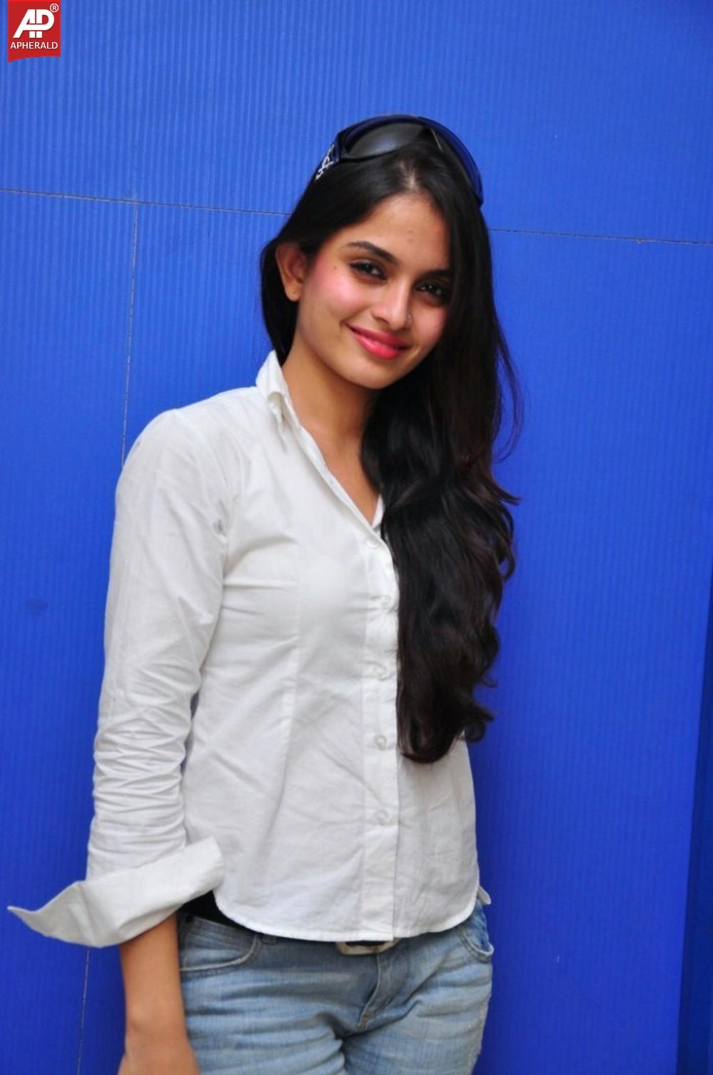 Sheena Shahabad Pics