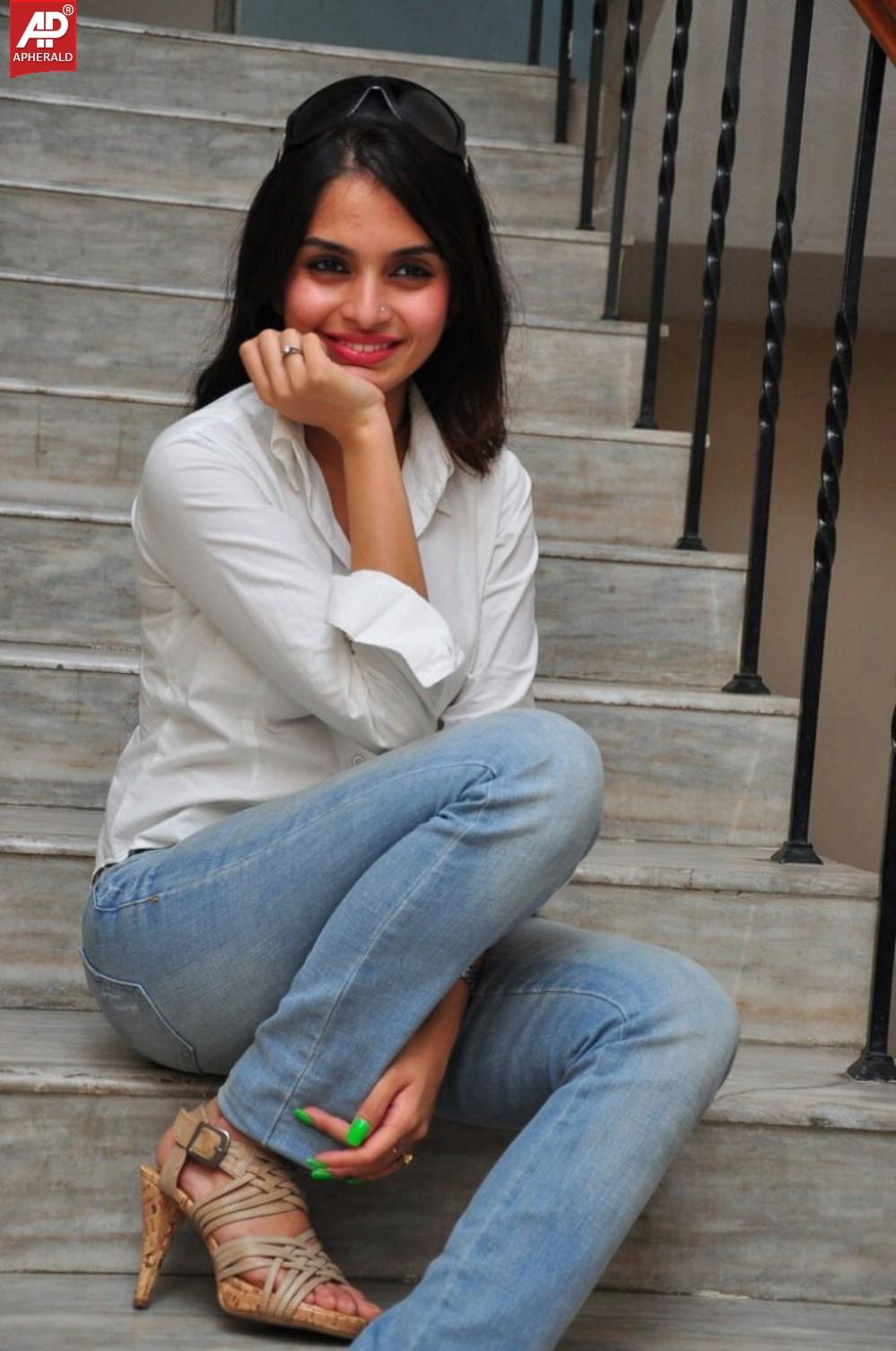 Sheena Shahabad Pics