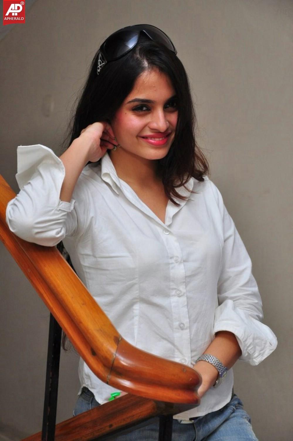 Sheena Shahabad Pics