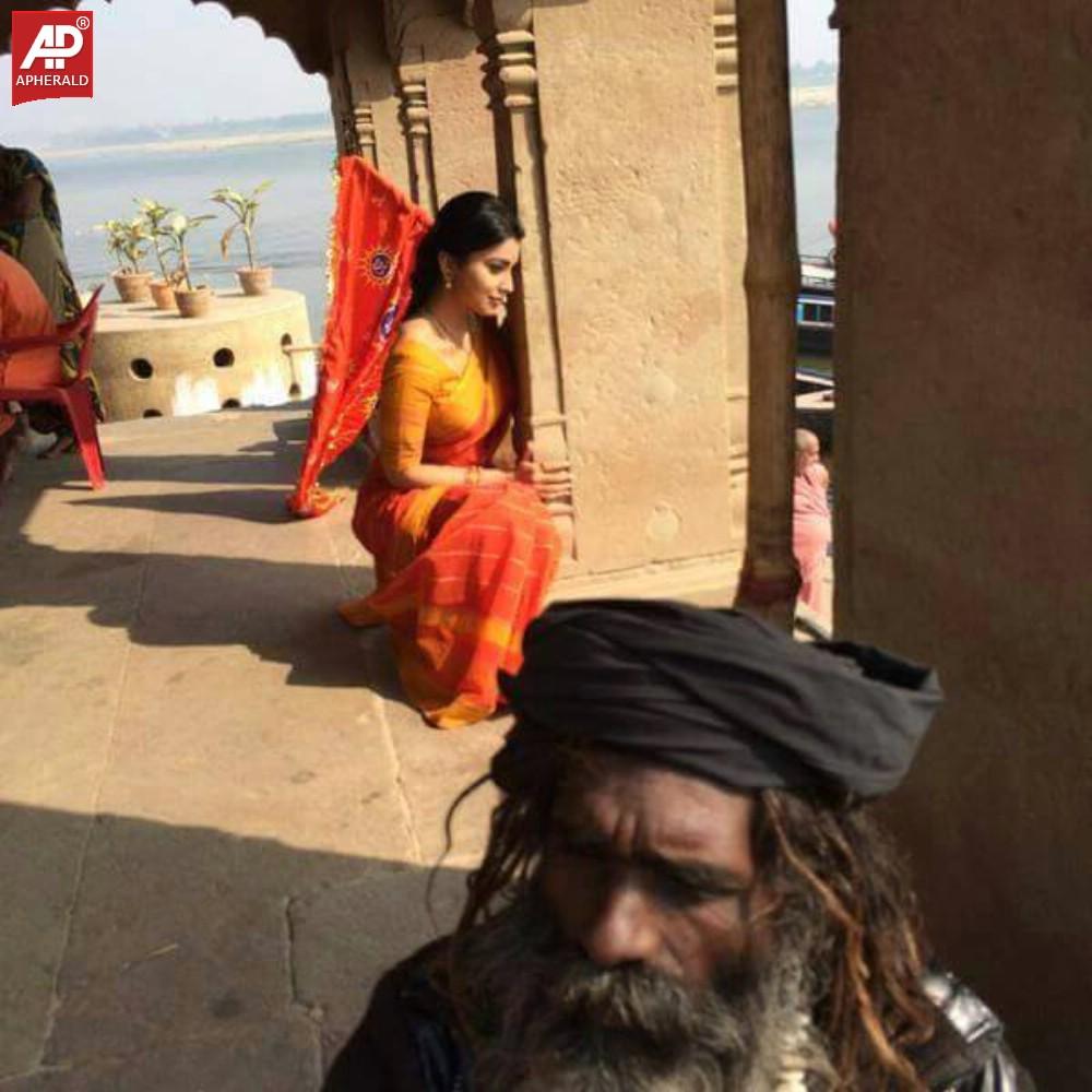 Shriya Saran First Look Stills From Gopala Gopala Movie