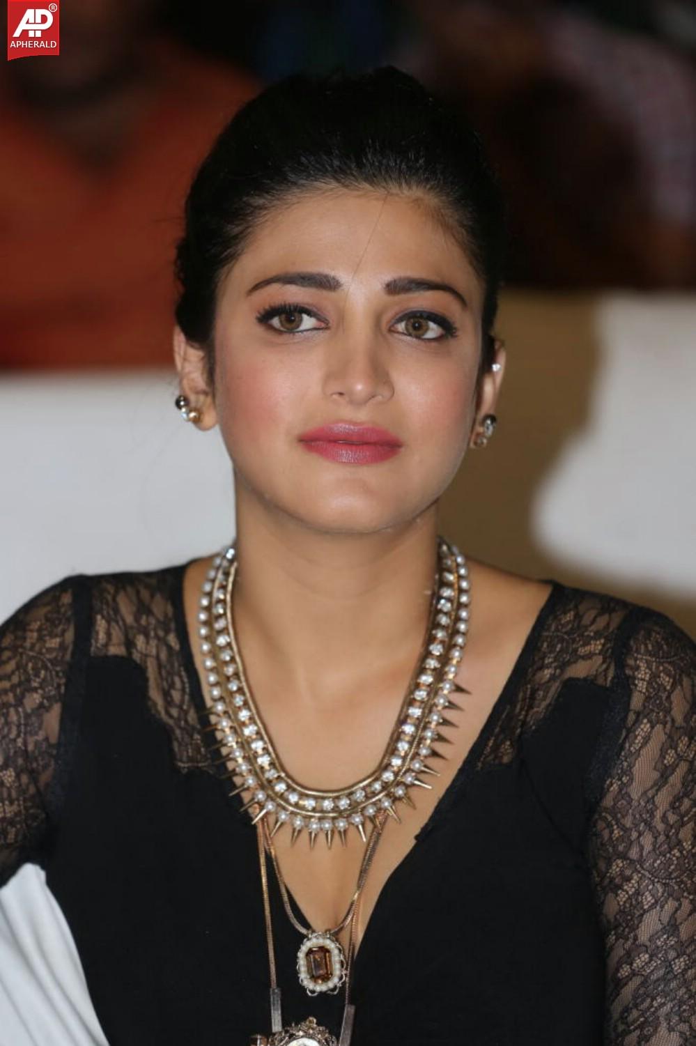 Shruti Haasan at Race Gurram Success Meet