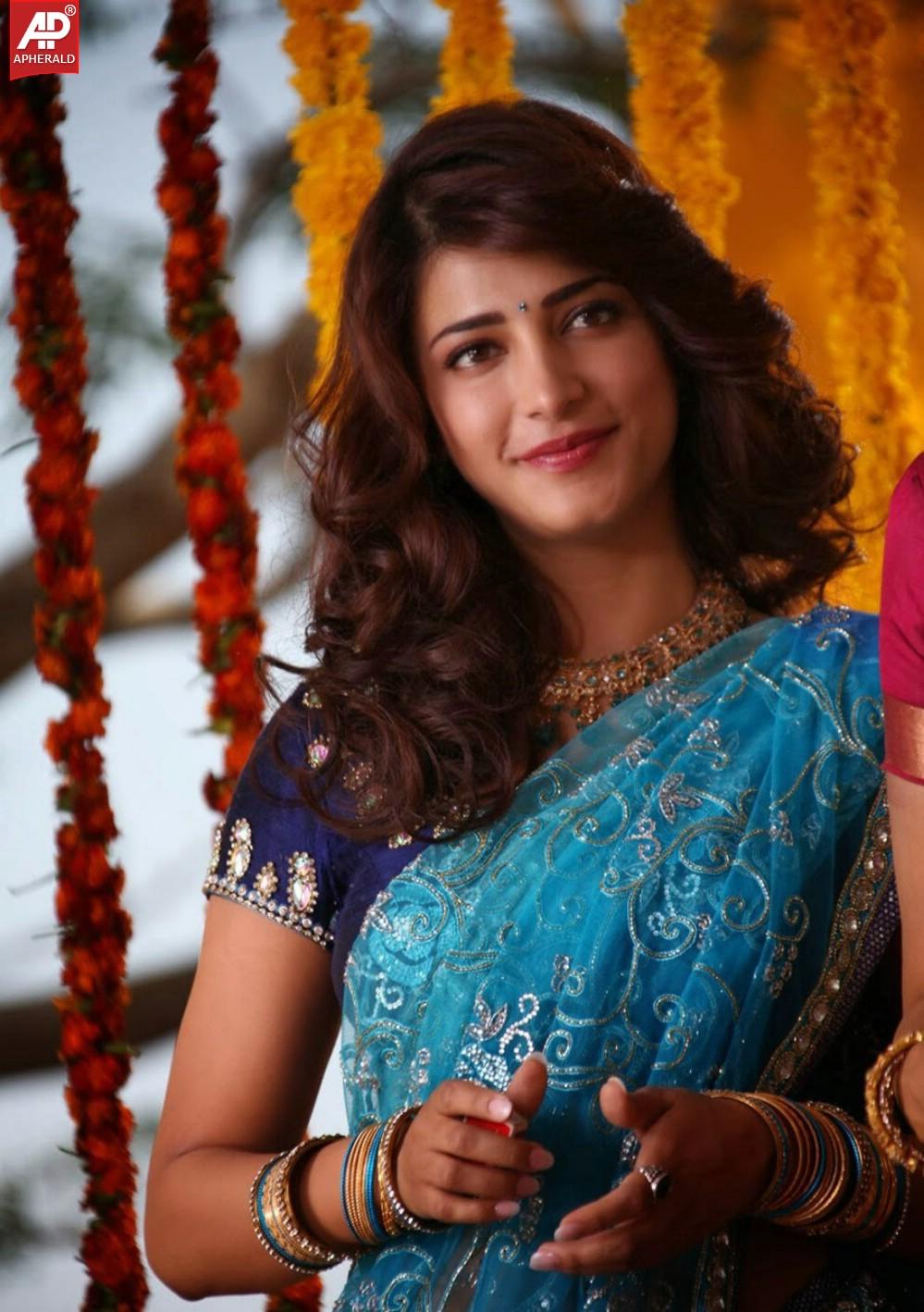 Shruti Haasan Beautiful Saree Stills