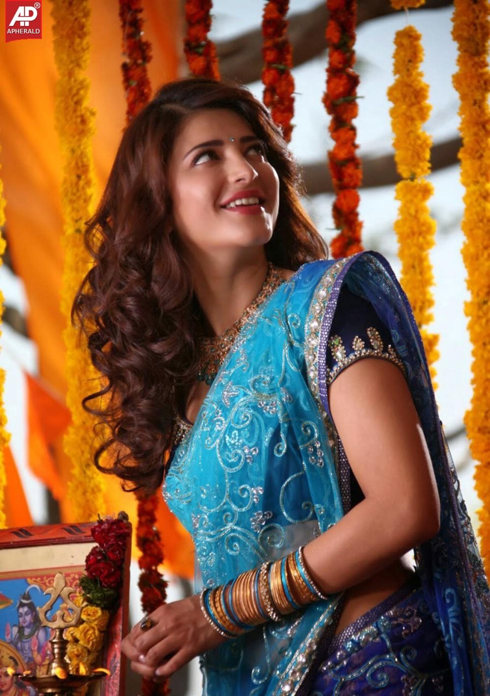 Shruti Haasan Beautiful Saree Stills