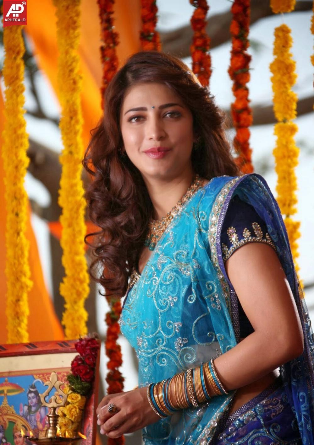 Shruti Haasan Beautiful Saree Stills