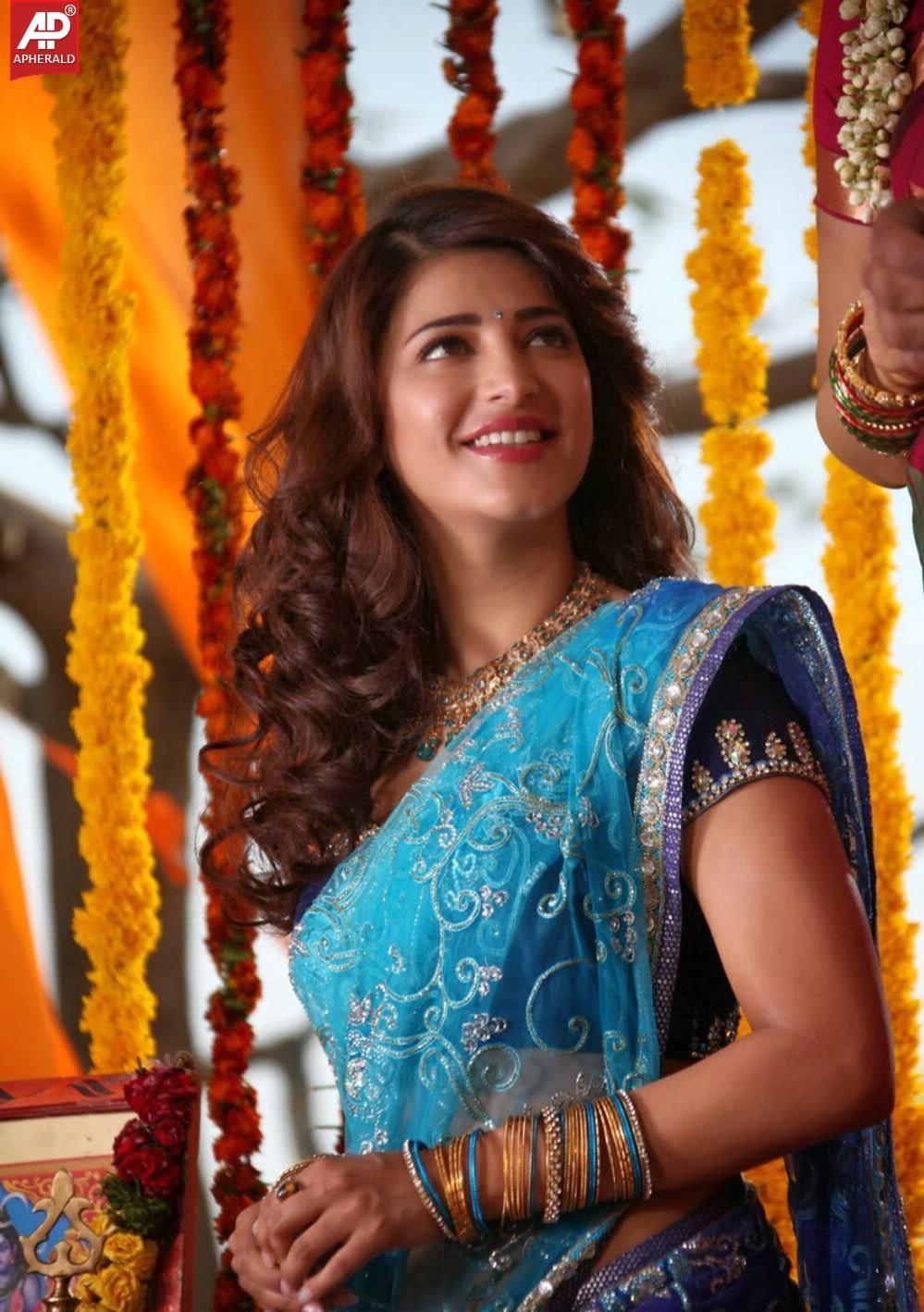 Shruti Haasan Beautiful Saree Stills