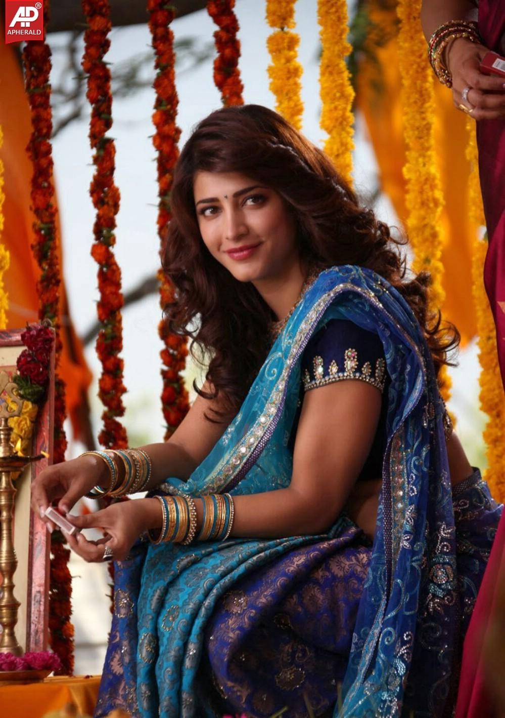 Shruti Haasan Beautiful Saree Stills
