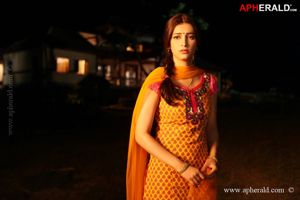 Shruti Hassan in Ramaiya Vastavaiya