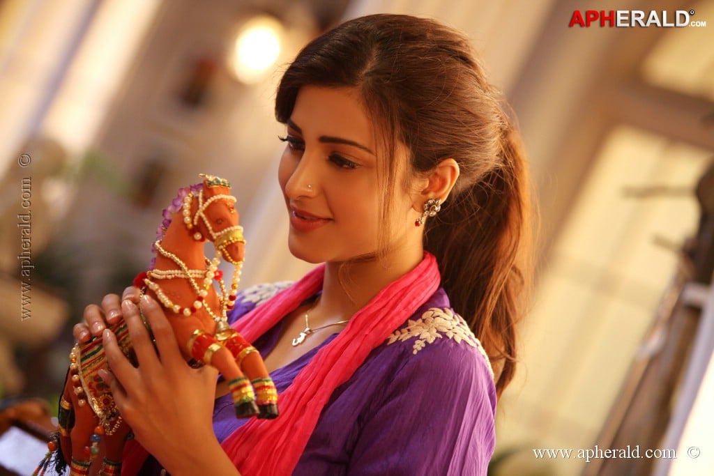 Shruti Hassan in Ramaiya Vastavaiya