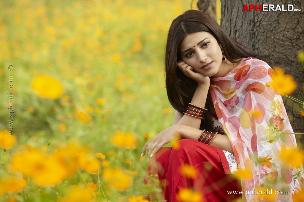 Shruti Hassan in Ramaiya Vastavaiya