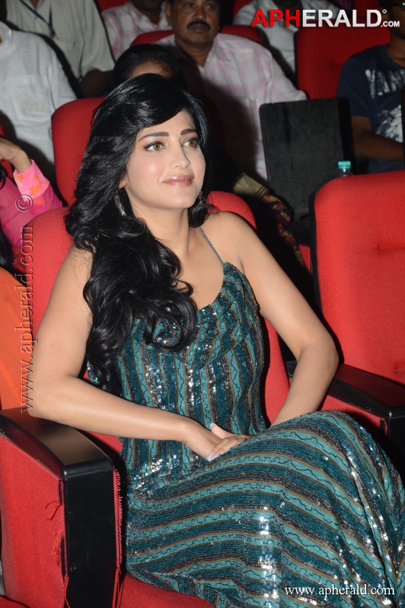Shruti Hassan in Yevadu Audio