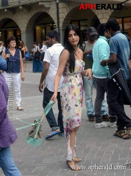 Shruti Hassan Photos in Race Gurram Movie