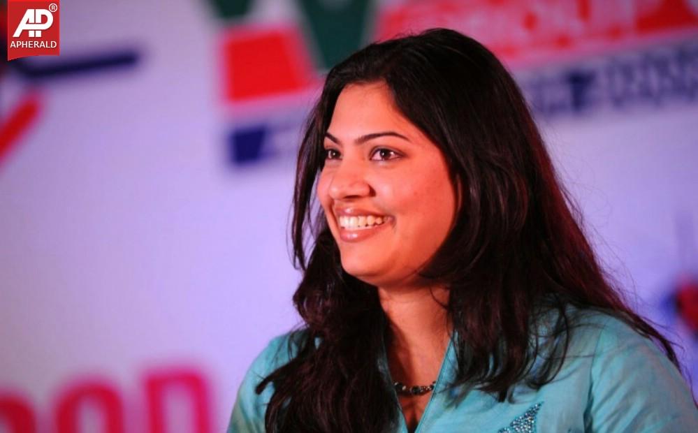 Singer Geetha Madhuri Images