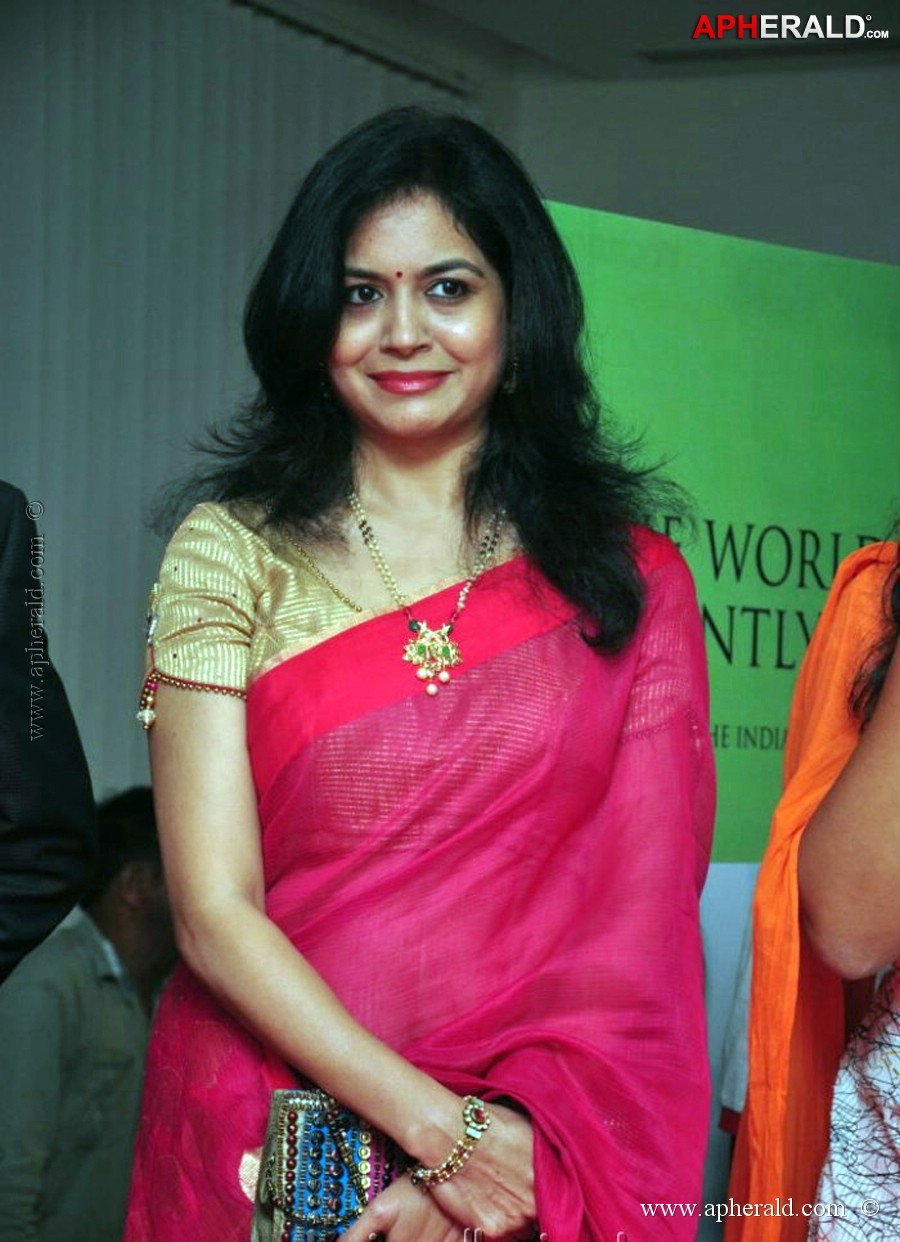 singer sunitha latest saree stills