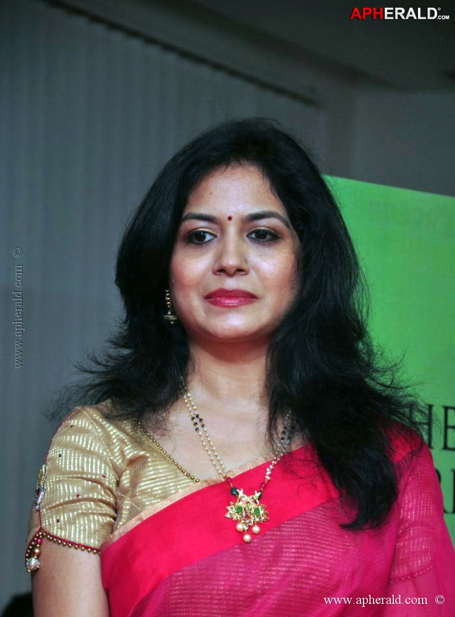 singer sunitha latest saree stills