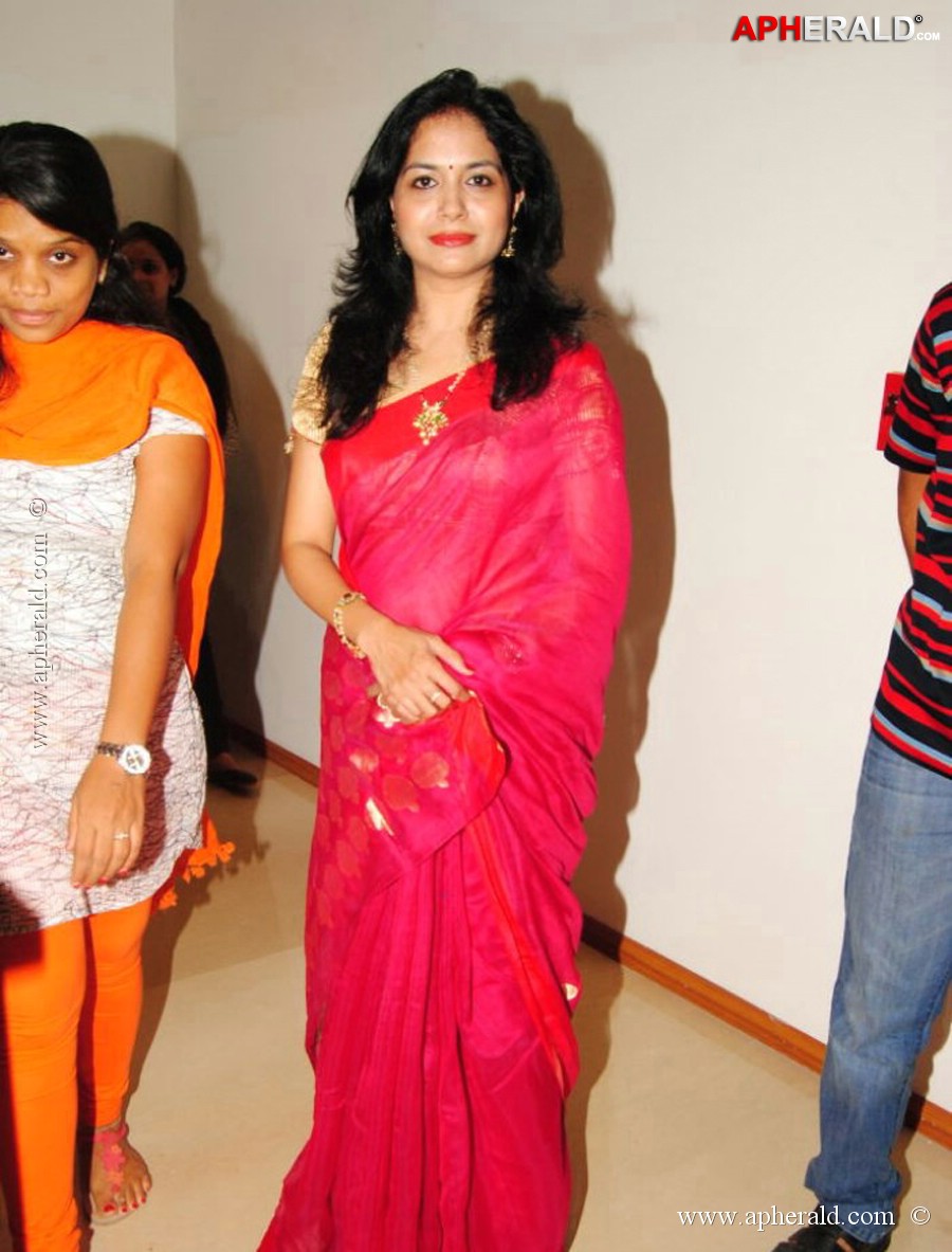 singer sunitha latest saree stills
