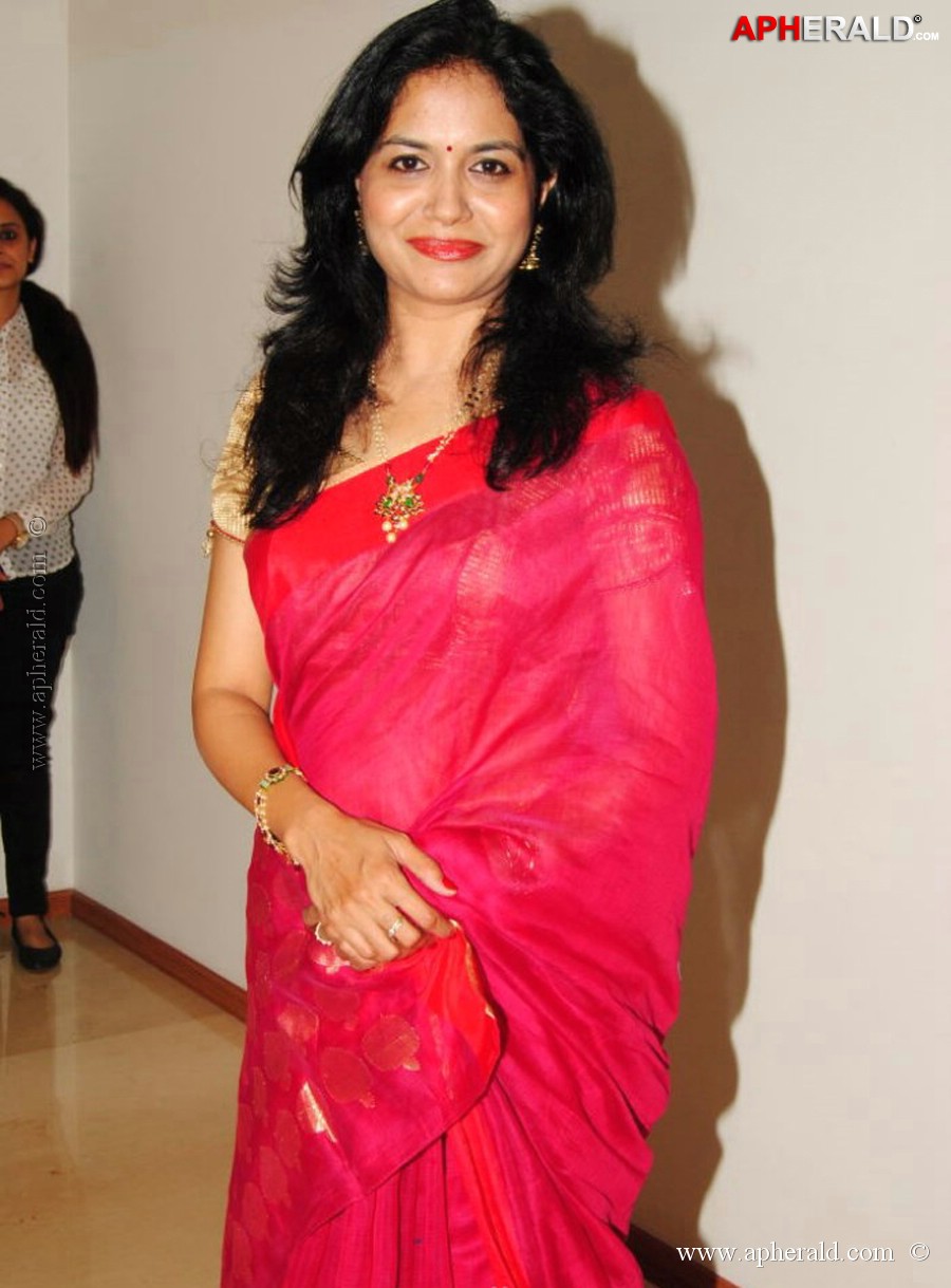 singer sunitha latest saree stills