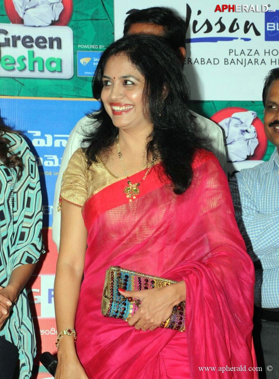 singer sunitha latest saree stills