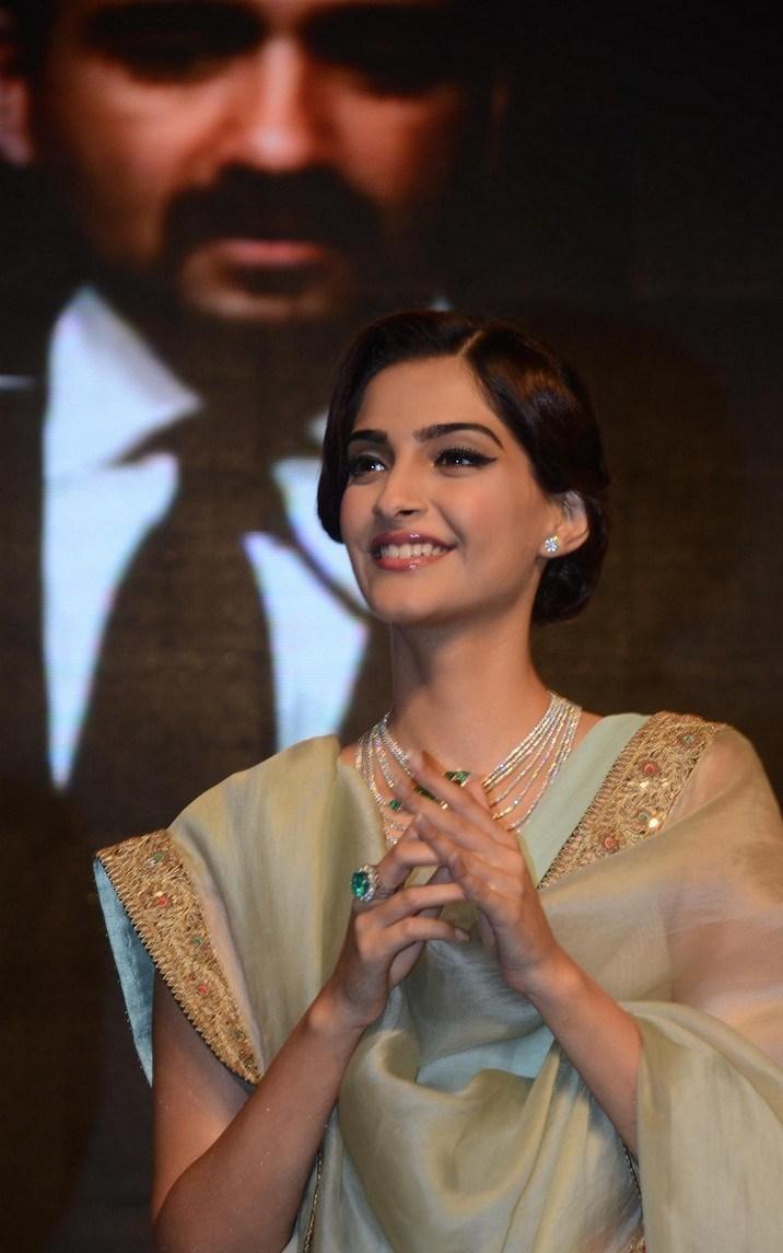 Sonam Kapoor at Artisan Jewellery Design Awards Photos